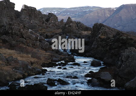 Une chute dans la fissure de la croûte terrestre causée par la dorsale médio-atlantique Le Parc National de Thingvellir Islande river Öxará Banque D'Images