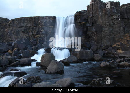 Une chute dans la fissure de la croûte terrestre causée par la dorsale médio-atlantique Le Parc National de Thingvellir Islande river Öxará Banque D'Images