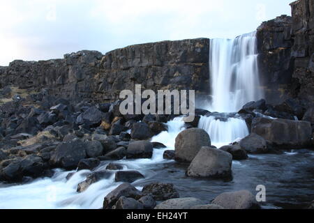 Une chute dans la fissure de la croûte terrestre causée par la dorsale médio-atlantique Le Parc National de Thingvellir Islande river Öxará Banque D'Images