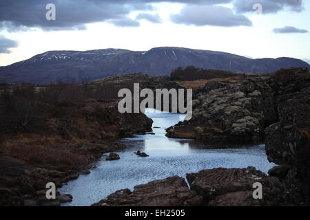 Un lac dans la fissure de la croûte terrestre causée par la dorsale médio-atlantique Le Parc National de Thingvellir Islande Banque D'Images