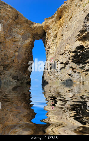 Vue à travers une arche de roche à Droskyn point Rolvenden Cornwall England uk. Traduit en une piscine de l'eau créées numériquement Banque D'Images