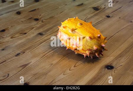 Kiwano sur une table en bois Banque D'Images