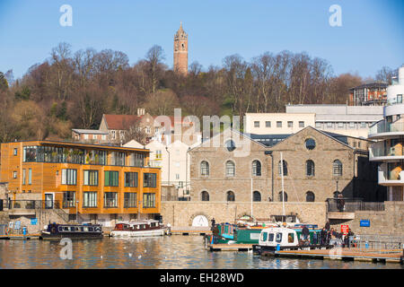 Vu les maisons le long du port et des quais à Bristol sur une journée ensoleillée avec la tour Cabot en arrière-plan. Banque D'Images