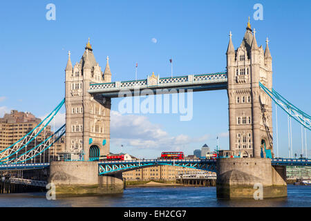 Une belle vue sur le Tower Bridge sous un ciel clair à Londres. Docklands peut aussi être vu dans la distance. Banque D'Images