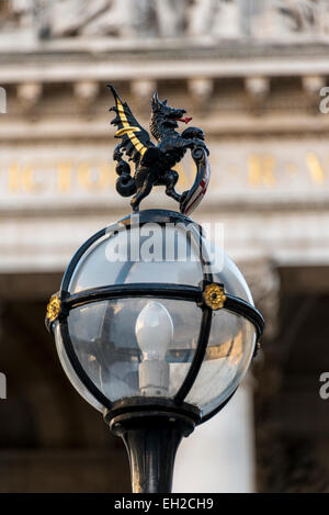 Les lampes de la rue à l'extérieur du Royal Exchange dans la ville de Londres ont un dragon sur le haut, le symbole traditionnel de la ville Banque D'Images