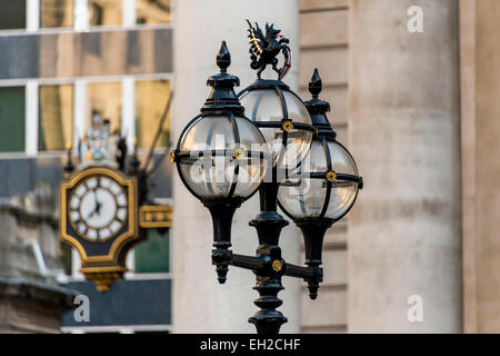 Les lampes de la rue à l'extérieur du Royal Exchange dans la ville de Londres ont un dragon sur le haut, le symbole traditionnel de la ville Banque D'Images