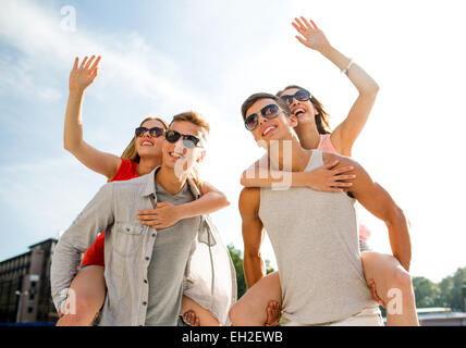 Smiling couple having fun in city Banque D'Images
