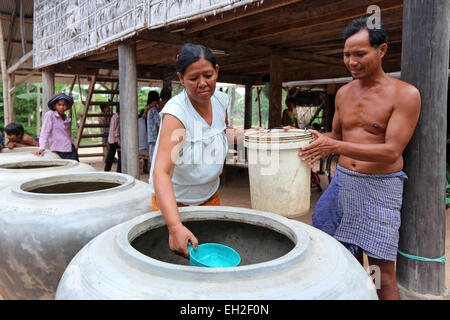 L'eau de pluie est recueillie dans de grands pots d'argile, Kuaw village de province de Takeo, au Cambodge, en Asie Banque D'Images