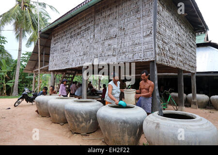 L'eau de pluie est recueillie dans de grands pots d'argile, Kuaw village de province de Takeo, au Cambodge, en Asie Banque D'Images