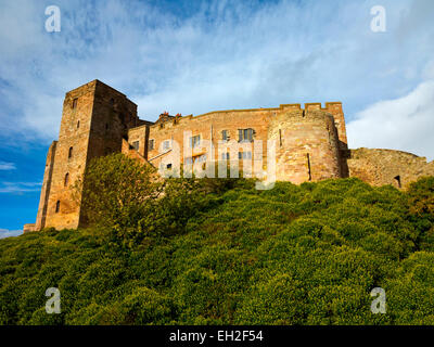 Vue de dessous du château de Bamburgh Northumberland England UK accueil de la famille Armstrong Banque D'Images