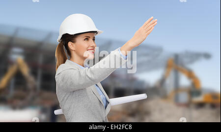 Smiling architect blueprint helmet dans Banque D'Images
