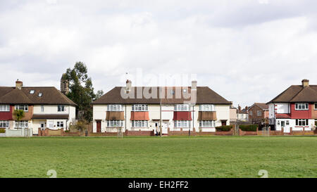 Maisons de banlieue de Londres sur vert Banque D'Images