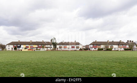Ligne de jumelées et logement en terrasses dans la banlieue de sud de Londres. 1930 typique des maisons construites autour de l'espace ouvert vert Banque D'Images