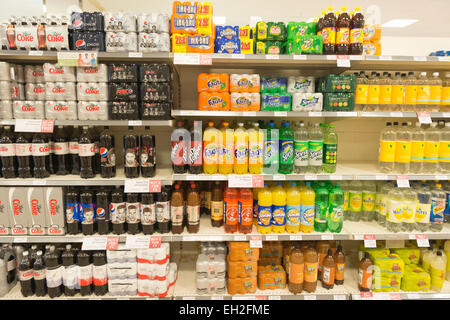 Variété de boissons non alcoolisées dans les supermarchés Banque D'Images