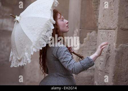 Une actrice en costume jouez un rôle complexe du temple de Karnak, Louxor, Egypte Banque D'Images