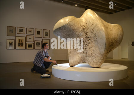 Wakefield, Royaume-Uni. 5e mars 2015. Yorkshire Sculpture Park Thomas technicien service est illustré peinture de finition d'un stand comme il a l'air jusqu'à une sculpture nommée : pièce No 1 à 3 voies. La sculpture de Henry Moore fait partie de l'une nouvelle exposition 'Henry Moore : retour à une terre' qui ouvre officiellement ses portes le samedi 7 mars à la base du West Yorkshire park. Photo : Scott BairstowAlamy Live News Banque D'Images