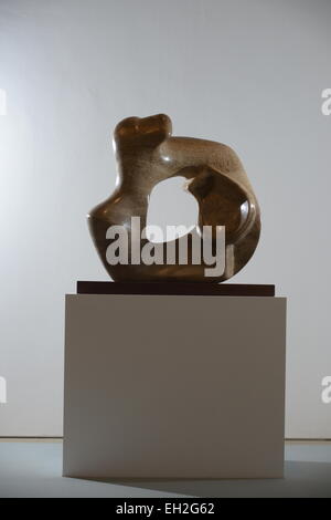 Wakefield, Royaume-Uni. 5e mars 2015. "La sculpture et de l'enfant" par Henry Moore au Yorkshire Sculpture Park. La sculpture fait partie de la nouvelle exposition "Henry Moore : retour à une terre' qui ouvre officiellement ses portes le samedi 7 mars à la base du West Yorkshire park. Photo : Scott Bairstow/Alamy Live News Banque D'Images