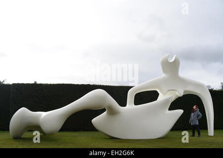 Wakefield, Royaume-Uni. 5e mars 2015. Yorkshire Sculpture Park's Sheldon Ridley est illustré à la recherche jusqu'à une sculpture nommée : Grand Reclining Figure par Henry Moore. La sculpture fait partie de la nouvelle exposition "Henry Moore : retour à une terre' qui ouvre officiellement ses portes le samedi 7 mars à la base du West Yorkshire park. Photo : Scott BairstowAlamy Live News Banque D'Images