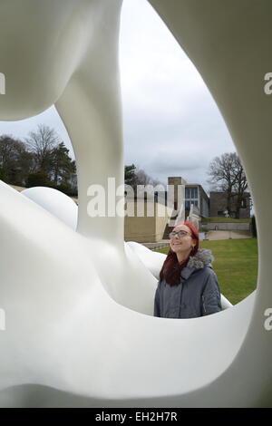 Wakefield, Royaume-Uni. 5e mars 2015. Yorkshire Sculpture Park's Sheldon Ridley est illustré à la recherche jusqu'à une sculpture nommée : Grand Reclining Figure par Henry Moore. La sculpture fait partie de la nouvelle exposition "Henry Moore : retour à une terre' qui ouvre officiellement ses portes le samedi 7 mars à la base du West Yorkshire park. Photo : Scott BairstowAlamy Live News Banque D'Images