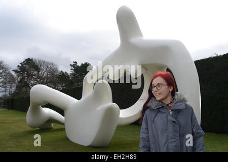 Wakefield, Royaume-Uni. 5e mars 2015. Yorkshire Sculpture Park's Sheldon Ridley est illustré avec une sculpture nommée : Grand Reclining Figure par Henry Moore. La sculpture fait partie de la nouvelle exposition "Henry Moore : retour à une terre' qui ouvre officiellement ses portes le samedi 7 mars à la base du West Yorkshire park. Photo : Scott BairstowAlamy Live News Banque D'Images