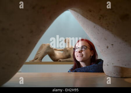 Wakefield, Royaume-Uni. 5e mars 2015. Yorkshire Sculpture Park's Sheldon Ridley est illustré avec une sculpture nommée : 'Reclining Figure : Angles'. La sculpture de Henry Moore fait partie de l'une nouvelle exposition 'Henry Moore : retour à une terre' qui ouvre officiellement ses portes le samedi 7 mars à la base du West Yorkshire park. Photo : Scott BairstowAlamy Live News Banque D'Images