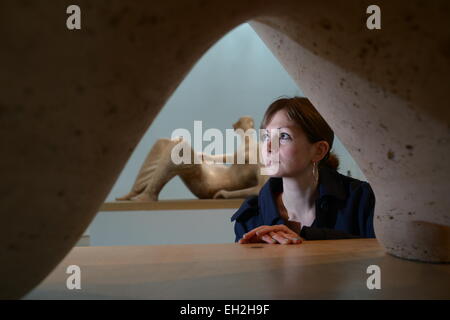 Wakefield, Royaume-Uni. 5e mars 2015. Yorkshire Sculpture Park's Kate Robertson est illustré avec une sculpture nommée : 'Reclining Figure : Angles'. La sculpture de Henry Moore fait partie de l'une nouvelle exposition 'Henry Moore : retour à une terre' qui ouvre officiellement ses portes le samedi 7 mars à la base du West Yorkshire park. Photo : Scott BairstowAlamy Live News Banque D'Images