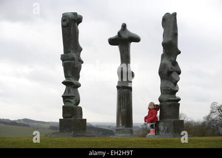 Wakefield, Royaume-Uni. 5e mars 2015. Un enfant est montré avec une sculpture nommée 'motif vertical' par Henry Moore au Yorkshire Sculpture Park. La sculpture fait partie de la nouvelle exposition "Henry Moore : retour à une terre' qui ouvre officiellement ses portes le samedi 7 mars à la base du West Yorkshire park. Photo : Scott Bairstow/Alamy Live News Banque D'Images