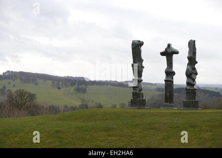 Wakefield, Royaume-Uni. 5e mars 2015. Sculpture 'motif vertical' par Henry Moore au Yorkshire Sculpture Park. La sculpture fait partie de la nouvelle exposition "Henry Moore : retour à une terre' qui ouvre officiellement ses portes le samedi 7 mars à la base du West Yorkshire park. Photo : Scott Bairstow/Alamy Live News Banque D'Images