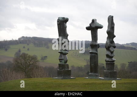 Wakefield, Royaume-Uni. 5e mars 2015. Sculpture 'motif vertical' par Henry Moore au Yorkshire Sculpture Park. La sculpture fait partie de la nouvelle exposition "Henry Moore : retour à une terre' qui ouvre officiellement ses portes le samedi 7 mars à la base du West Yorkshire park. Photo : Scott Bairstow/Alamy Live News Banque D'Images