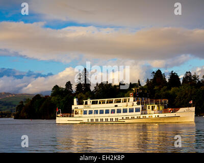 Bateau à passagers MV Teal à voile à travers le lac Windermere dans le Lake District National Park Cumbria England UK Banque D'Images