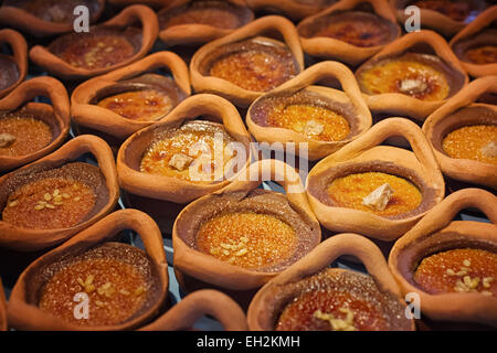 Dessert thaïlandais dans des pots d'argile,haricots mungo crème dessert thaïlandais Banque D'Images