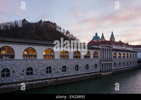 Ljubljana, Place du marché à l'heure du coucher du soleil. Banque D'Images