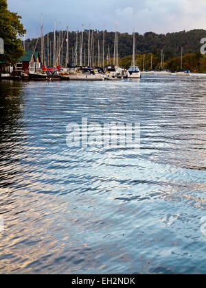 Vue montrant des bateaux à voile et dériveurs amarré sur les rives du lac Windermere, dans le Parc National de Lake District Cumbria England UK Banque D'Images