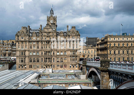 L'Hôtel Balmoral avec pont du Nord et la gare de Waverley, au premier plan. Banque D'Images