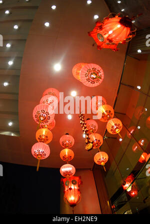 Lanternes rouges chinois au Nouvel An Chinois, Conrad Hotel, Hong Kong SAR, Chine Banque D'Images