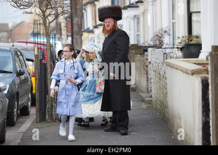 Stamford Hill, Londres, Royaume-Uni. 5 mars, 2015. Pourim juive célébrations Festival à Stamford Hill, au nord de Londres, au Royaume-Uni La communauté juive à Stamford Hill aujourd'hui n'étaient pas célébrer une fête juive Pourim le 14ème jour du mois hébreu d'Adar, portant robe de soirée dans les rues de Stamford Hill, au nord de Londres, UK Crédit : Jeff Gilbert/Alamy Live News Banque D'Images