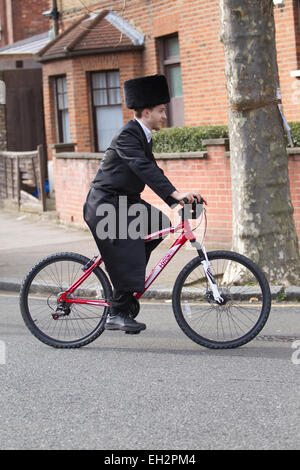 Stamford Hill, Londres, Royaume-Uni. 5 mars, 2015. Pourim juive célébrations Festival à Stamford Hill, au nord de Londres, au Royaume-Uni La communauté juive à Stamford Hill aujourd'hui n'étaient pas célébrer une fête juive Pourim le 14ème jour du mois hébreu d'Adar, portant robe de soirée dans les rues de Stamford Hill, au nord de Londres, UK Crédit : Jeff Gilbert/Alamy Live News Banque D'Images