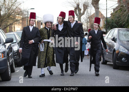 Stamford Hill, Londres, Royaume-Uni. 5 mars, 2015. Pourim juive célébrations Festival à Stamford Hill, au nord de Londres, au Royaume-Uni La communauté juive à Stamford Hill aujourd'hui n'étaient pas célébrer une fête juive Pourim le 14ème jour du mois hébreu d'Adar, portant robe de soirée dans les rues de Stamford Hill, au nord de Londres, UK Crédit : Jeff Gilbert/Alamy Live News Banque D'Images