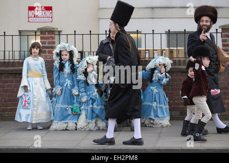 Stamford Hill, Londres, Royaume-Uni. 5 mars, 2015. Pourim juive célébrations Festival à Stamford Hill, au nord de Londres, au Royaume-Uni La communauté juive à Stamford Hill aujourd'hui n'étaient pas célébrer une fête juive Pourim le 14ème jour du mois hébreu d'Adar, portant robe de soirée dans les rues de Stamford Hill, au nord de Londres, UK Crédit : Jeff Gilbert/Alamy Live News Banque D'Images