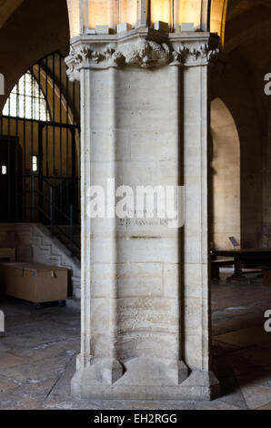 La hauteur de l'eau pendant la grande inondation de 1910 est gravée sur une colonne dans la salle des Gardes, La Congiergerie, Paris. Banque D'Images