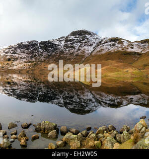 Easedale Tarn en hiver avec la montagne enneigée monts au-delà, Lake District, Cumbria, England, UK. Banque D'Images