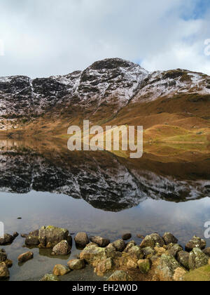 Easedale Tarn en hiver avec la montagne enneigée monts au-delà, Lake District, Cumbria, England, UK. Banque D'Images