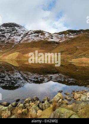 Easedale Tarn en hiver avec la montagne enneigée monts au-delà, Lake District, Cumbria, England, UK. Banque D'Images