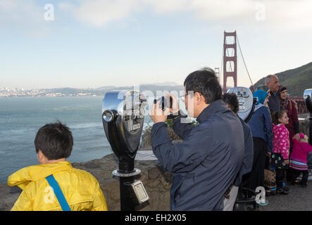Les touristes, père et fils, viseur, Vista Point, au nord-est de die tour nord du Golden Gate Bridge, de la ville de Sausalito, comté de Marin, en Californie Banque D'Images