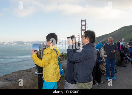 Les touristes, père et fils, viseur, Vista Point, au nord-est de die tour nord du Golden Gate Bridge, de la ville de Sausalito, comté de Marin, en Californie Banque D'Images