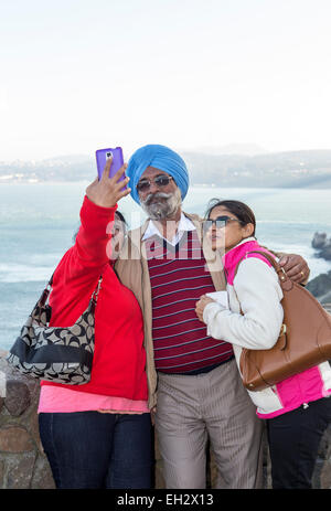 Les touristes, famille, en selfies selfies, photo, Vista Point, côté nord du Golden Gate Bridge, de la ville de Sausalito, Sausalito, Californie Banque D'Images