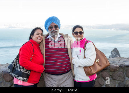 3, les touristes, de la famille, père, mère, fille, posant pour une photographie, vista point, côté nord du golden gate bridge, de la ville de Sausalito, Californie Banque D'Images