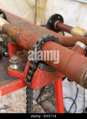 Vice-tuyau avec un tuyau d'acier pour la fabrication de système de chauffage. Mars 2015 Banque D'Images