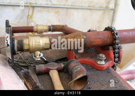 Vice-tuyau avec un tuyau d'acier pour la fabrication de système de chauffage. Mars 2015 Banque D'Images