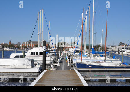 Un New Bern, Caroline du Nord waterfront marina. Banque D'Images